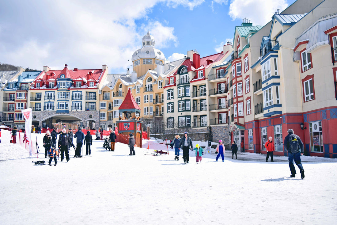 winterstad in de sneeuw waar families gaan wintersporten